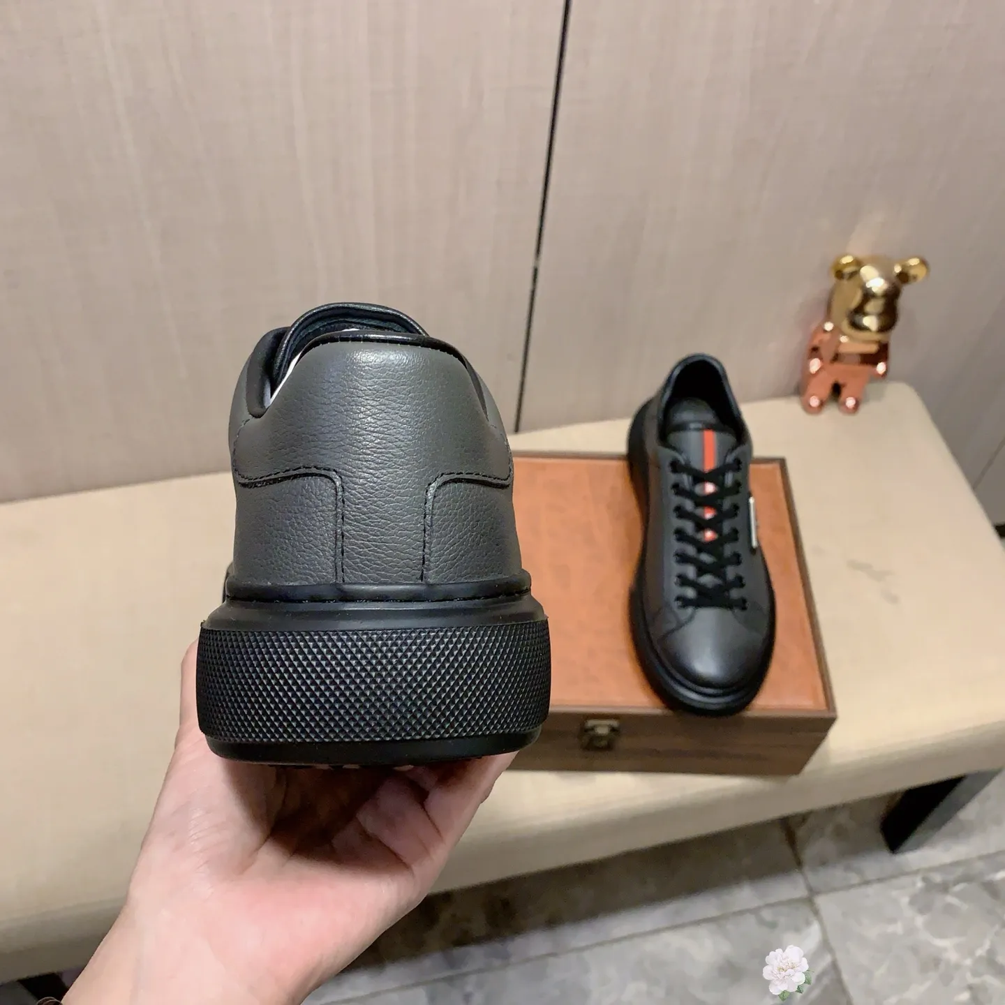 Men's men's shoes💰460💰💰🎩🎩[Lightning][Lightning] "PRADA*" The latest and most popular casual shoes, top brand [seduce] luxury ~ purchasing agency, top ~ quality. [Strong] The upper is made of imported breathable and polished cowhide material ➕ Breathable sheepskin feet (•) with fine workmanship. The original stylish and stylish soft rubber wear-resistant and non-slip outsole is light and comfortable on the feet. The real thing looks better when taken in real life. 0186: code: 38-44, 2️⃣ colors selected